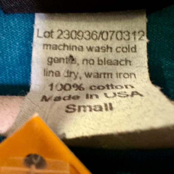 NWT - SABAKU ARTWEAR Short-sleeved green tee with an handpainted animal design. - Picture 4 of 5